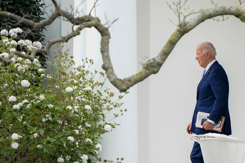 &copy; Reuters. U.S. President Joe Biden walks towards Marine One as he departs the White House in Washington, U.S., March 22, 2024. REUTERS/Elizabeth Frantz/File Photo