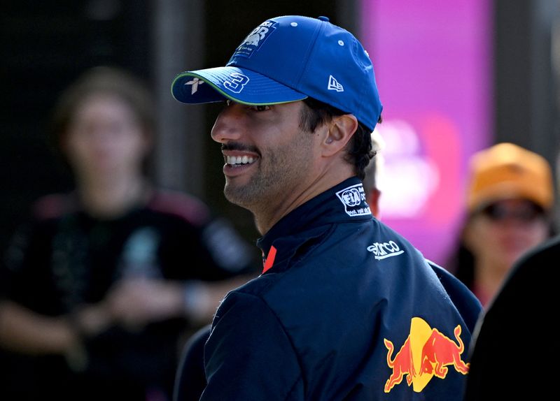 &copy; Reuters. El piloto australiano de RB Daniel Ricciardo antes de las prácticas para el Gran Premio de Australia de Fórmula Uno en el circuito de Melbourne, Australia. 21 marzo 2024. REUTERS/Jaimi Joy