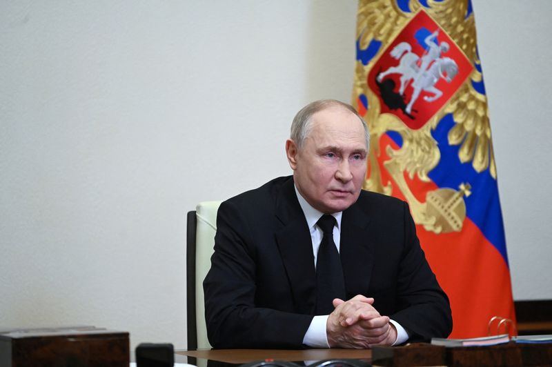 © Reuters. الرئيس الروسي فلاديمير بوتين يلقي خطابا للأمة عبر تقنية الفيديو من موقع غير معلوم يوم السبت. صورة لرويترز من وكالة سبوتنيك الروسية للأنباء.