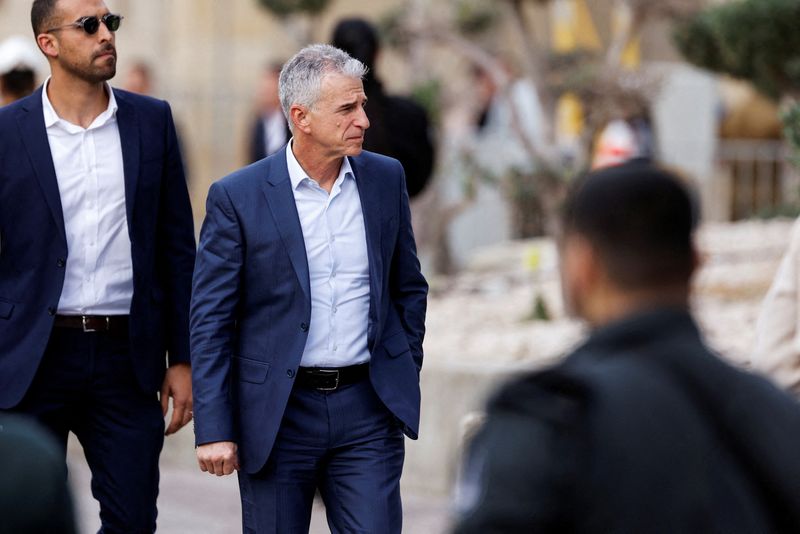 &copy; Reuters. رئيس جهاز المخابرات (الموساد) دافيد برنياع يتفقد حرس الشرف خلال احتفال عسكري في تل أبيب بصورة من أرشيف رويترز . 