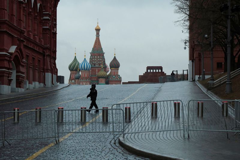 &copy; Reuters. A law enforcement officer walks through Red Square, which is closed due to increased security measures after the shooting attack at the Crocus City Hall concert venue, in Moscow, Russia March 23, 2024. REUTERS/Shamil Zhumatov