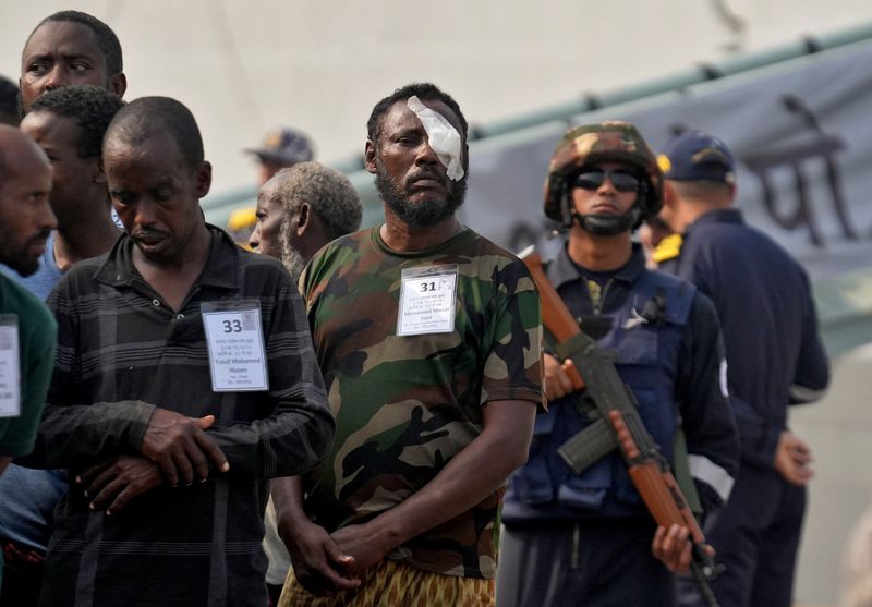 &copy; Reuters. جندي من الشرطة الهندية يحرس قرصانين صوماليين تمهيدا لاستجوابهم عقب اعتقال البحرية الهندية لهما في قاعدة بحرية في مومباي يوم السبت . تصوير: ه