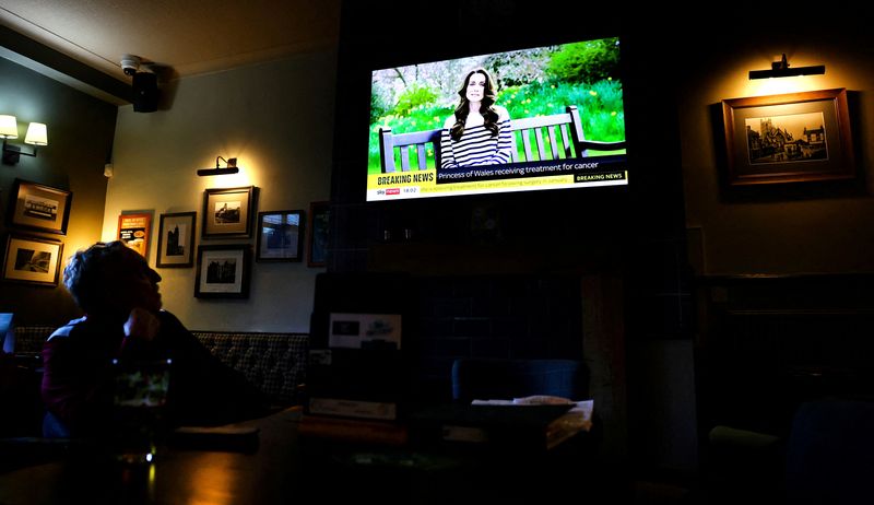 &copy; Reuters. Una persona ve el anuncio de la princesa Catalina de Gales de que tiene cáncer, en un hotel de Newcastle-under-Lyme, Reino Unido. 22 marzo 2024. REUTERS/Carl Recine