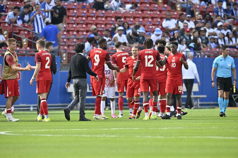 &copy; Reuters. لاعبو كندا يحتفلون بالفوز على ترينيداد وتوباجو خلال مباراة في تكساس يوم السبت. صورة لرويترز من يو.إس.إيه. توداي سبورتس. 