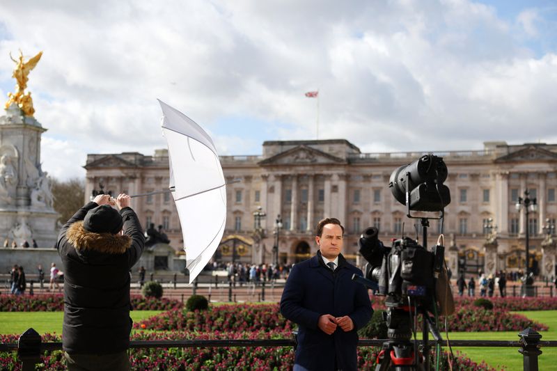 &copy; Reuters. Varios medios informan de la enfermedad de la princesa Catalina frente al palacio de Buckingham, Londres, Reino Unido. 23 marzo 2024. REUTERS/Toby Melville