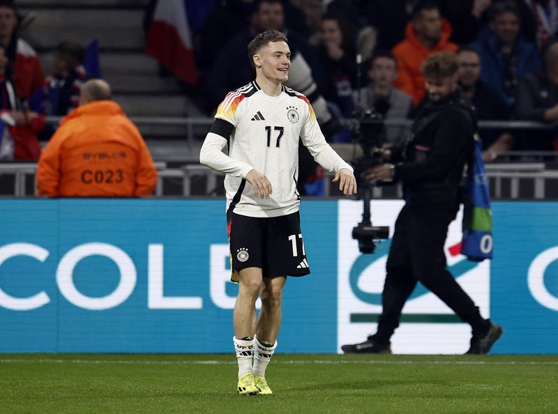 &copy; Reuters. 　サッカーのドイツ代表は２３日、敵地でフランスと親善試合を行い、２─０の勝利を収めた。写真は自身の得点を喜ぶフロリアン・ビルツ（２０２４年　ロイター）