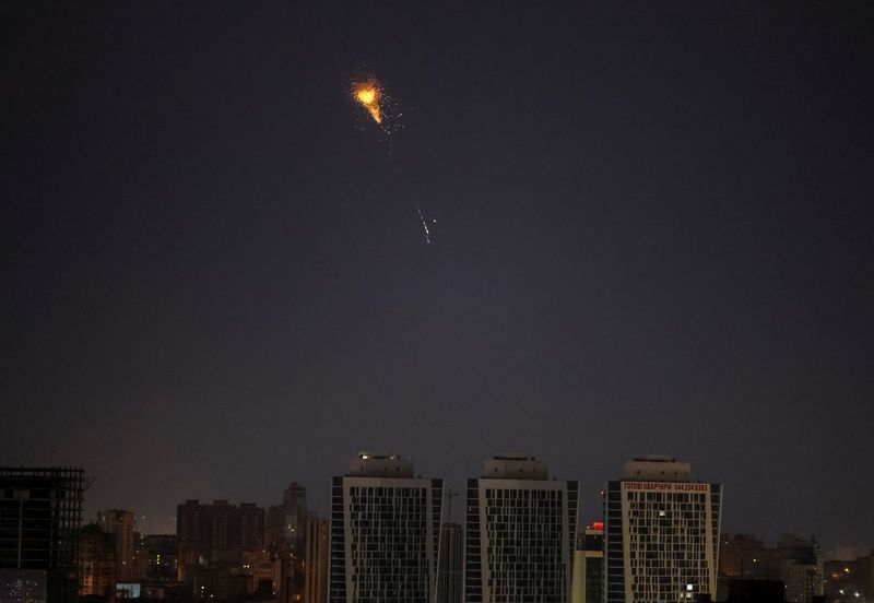 &copy; Reuters. An explosion of a missile is seen in the sky over the city during a Russian missile strike, amid Russia's attack on Ukraine, in Kyiv, Ukraine March 24, 2024. REUTERS/Gleb Garanich