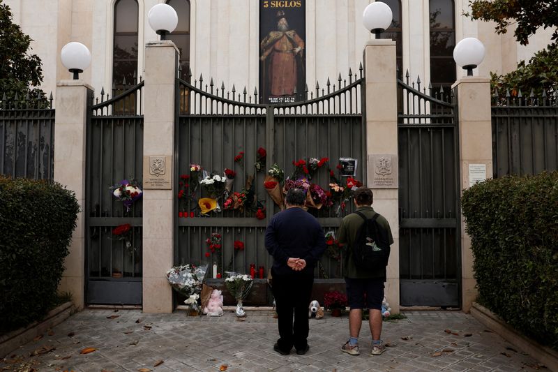 &copy; Reuters. People pay tribute to the victims of a shooting attack at the Crocus City Hall concert venue in the Moscow Region, in front of the Russian Embassy in Madrid, Spain, March 23, 2024. REUTERS/Susana Vera