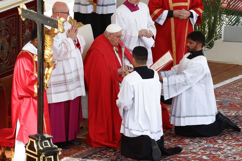 Pope Francis skips Palm Sunday homily but continues service