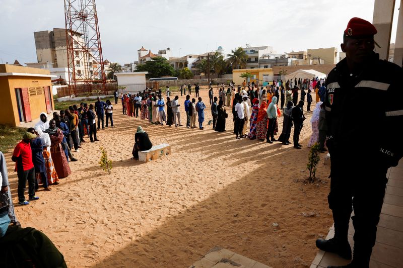 &copy; Reuters. Des personnes font la queue pour voter lors de l'élection présidentielle au bureau de vote de l'école HLM Grand Medine à Dakar, au Sénégal. /Photo prise le 24 mars 2024/REUTERS/Luc Gnago