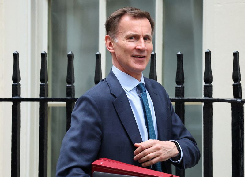 &copy; Reuters. FILE PHOTO: British Finance Minister Jeremy Hunt leaves Downing Street, in London, Britain, March 19, 2024. REUTERS/Toby Melville/File Photo