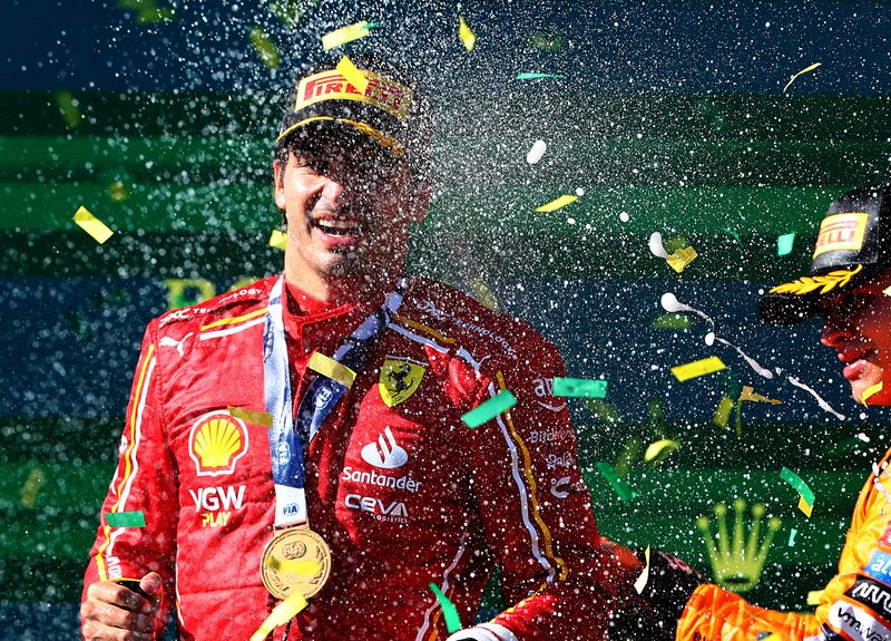 &copy; Reuters. El piloto español de Ferrari Carlos Sainz celebra en el podio la victoria en al Gran Premio de Australia de Fórmula Uno en el circuito de Melbourne, Australia. 24 marzo 2024. REUTERS/Mark Peterson