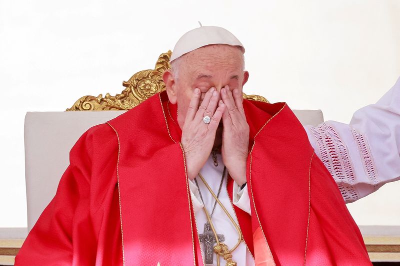 &copy; Reuters. El Papa Francisco gesticula durante una misa por el Domingo de Ramos en la plaza de San Pedro del Vaticano. 24 marzo 2024. REUTERS/Yara Nardi