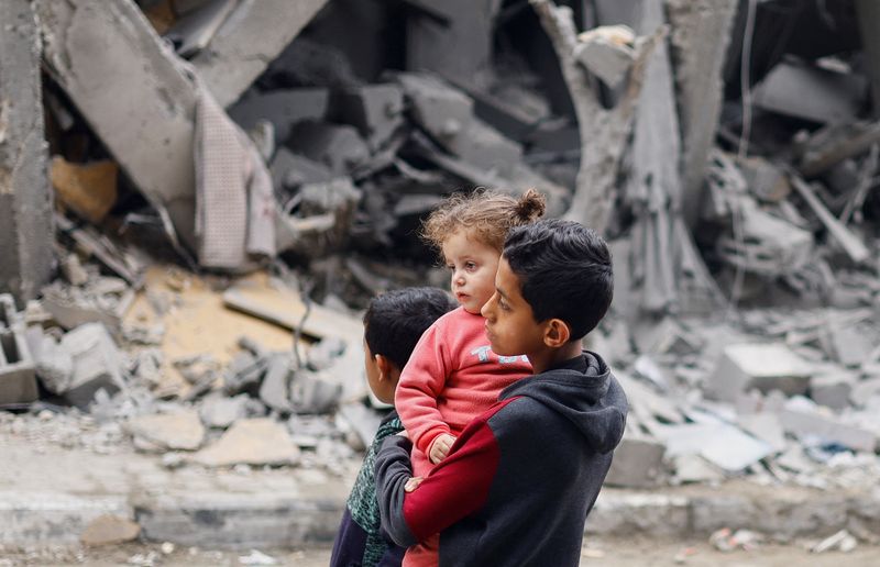 &copy; Reuters. Des enfants palestiniens près du site d'une frappe israélienne sur une maison, dans le cadre du conflit actuel entre Israël et le groupe islamiste palestinien Hamas, à Rafah, dans le sud de la bande de Gaza. /Photo prise le 24 mars 2024/REUTERS/Mohamm