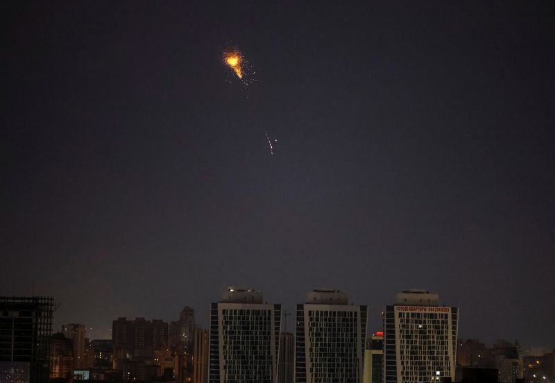 © Reuters. Un misil ruso explota sobre el cielo nocturno de Kiev, Ucrania. 24 marzo 2024. REUTERS/Gleb Garanich