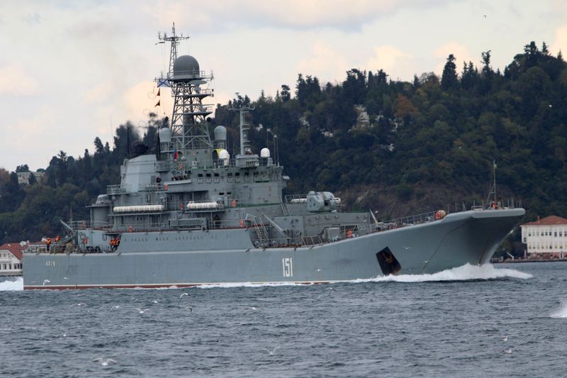 &copy; Reuters. Imagen de archivo del buque de desembarco ruso Azov navegando cerca de Estambul, Turquía. 24 noviembre 2020. REUTERS/Yoruk Isik