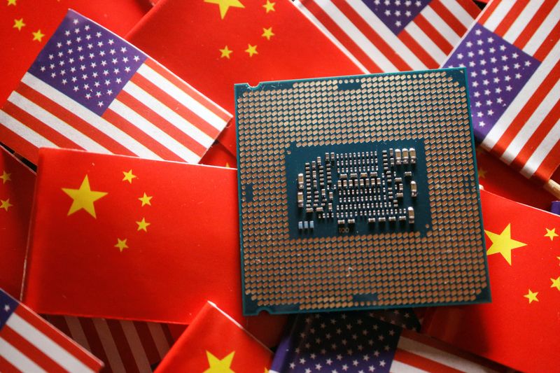 &copy; Reuters. Ilustración fotográfica que muestra un chip sobre banderas de EEUU y China. 17 febrero 2023. REUTERS/Florence Lo