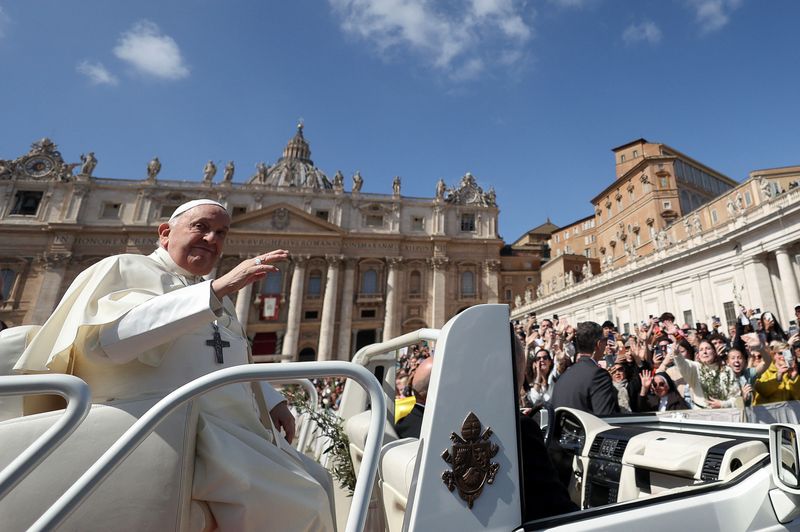 © Reuters. Pope Francis greets people on the day of the Palm Sunday Mass in Saint Peter's Square at the Vatican, March 24, 2024. REUTERS/Yara Nardi