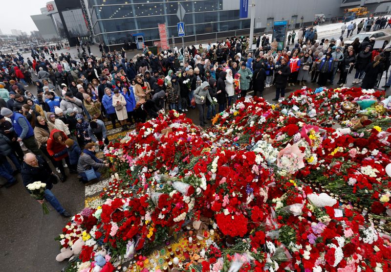 &copy; Reuters. Decenas de personas homenajean a las víctimas del ataque contra el Crocus City Hall a las afueras de la sala de conciertos, en la región de Moscú, Rusia. 24 marzo 2024. REUTERS/Maxim Shemetov
