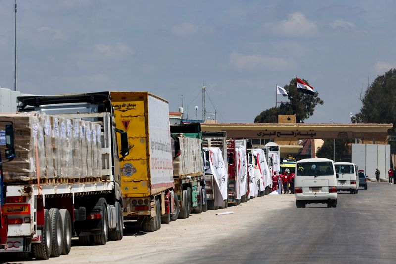 &copy; Reuters. Decenas de camiones esperan alineados para pasar a la Franja de Gaza desde el puesto fronterizo de Rafah, Egipto. 23 marzo 2024. REUTERS/Mohamed Abd El Ghany