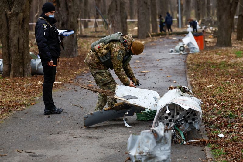 &copy; Reuters. Agentes policiales inspeccionan los restos de un misil de crucero ruso Kh-55 interceptado sobre un parque en Kiev, Ucrania. 24 marzo 2024. REUTERS/Valentyn Ogirenko