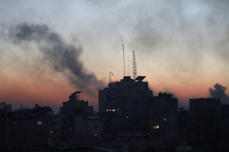© Reuters. دخان يتصاعد من المنطقة المحيطة بمستشفى الشفاء في قطاع غزة جراء هجوم شنته إسرائيل على المستشفى في يوم 21 مارس آذار 2024. تصوير: داود أبو الكاس - رويترز