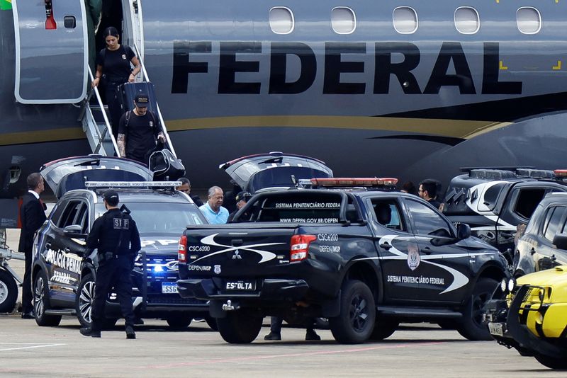 © Reuters. Congressman Chiquinho Brazao arrives at the Brasilia International Airport, Brazil, March 24, 2024. REUTERS/Ueslei Marcelino