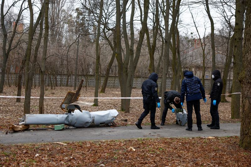 &copy; Reuters. ウクライナ当局は西部リビウの重要インフラが２４日未明にロシアのミサイル攻撃を受けたと明らかにした。写真は２４日、キーウの公園でロシア軍ミサイルの一部を調べる警官ら（２０２