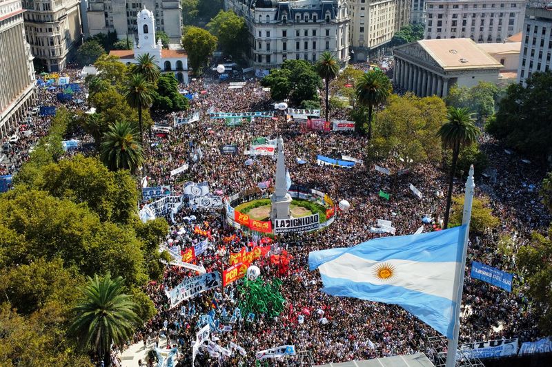 © Reuters. A drone view shows an Argentine flag as people demonstrate to mark the 48th anniversary of the 1976 military coup, at Plaza de Mayo square in Buenos Aires, Argentina March 24, 2024. REUTERS/Agustin Marcarian
