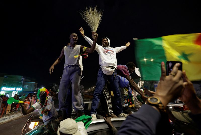 © Reuters. Supporters of Senegalese presidential candidate Bassirou Diomaye Faye celebrate early results showing that Faye is leading initial presidential election tallies, in Dakar, Senegal, March 24, 2024. REUTERS/Zohra Bensemra