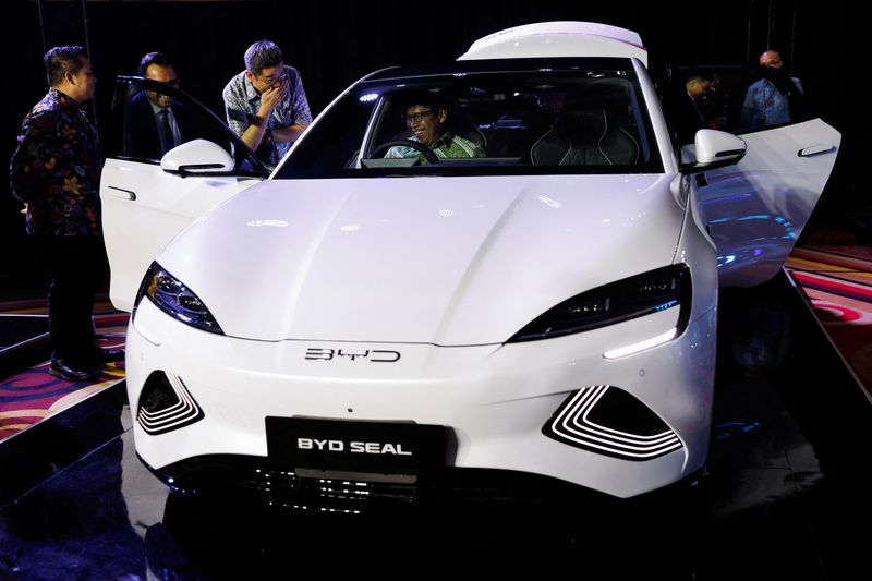 &copy; Reuters. Visitors react while inspecting China's BYD Seal electric sedan during its launch ceremony in Jakarta, Indonesia, January 18, 2024. REUTERS/Willy Kurniawan/File Photo