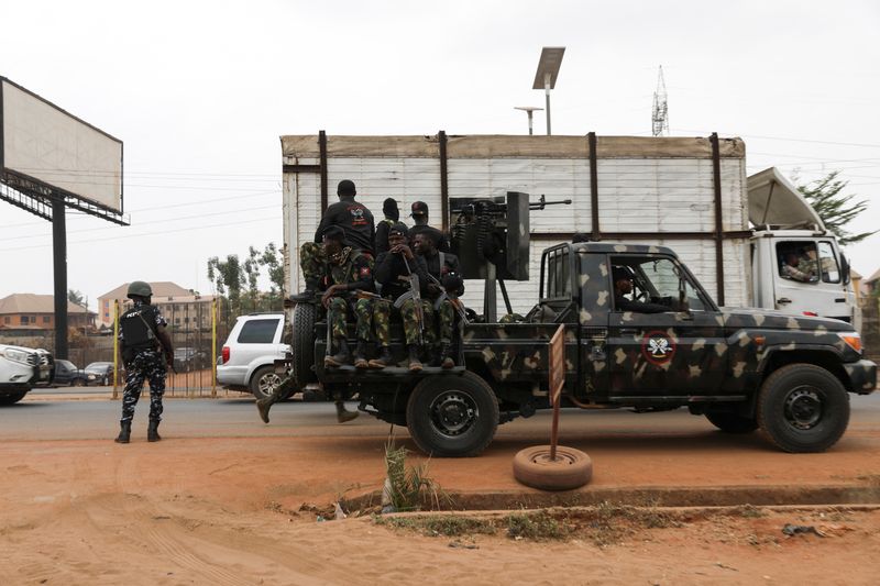 &copy; Reuters. 　３月２４日、ナイジェリア軍は、北部カドゥナ州で今月７日、武装集団が学校の生徒や職員らを拉致した事件で、人質１３７人が解放されたと発表した。写真はナイジェリア軍の兵士。同