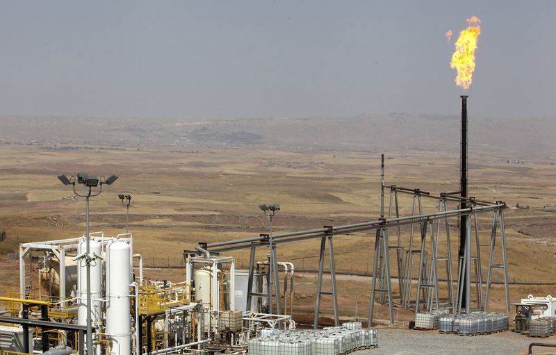 &copy; Reuters. لهب يتصاعد من مدخنة في حقل للنفط في أربيل بإقليم كردستان العراق في صورة من أرشيف رويترز .  