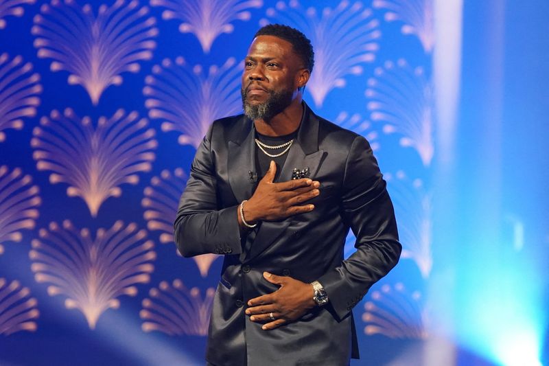 &copy; Reuters. Kevin Hart reacts during the 25th Mark Twain Prize for American Humor at the John F. Kennedy Center for the Performing Arts in Washington, U.S., March 24, 2024. REUTERS/Nathan Howard