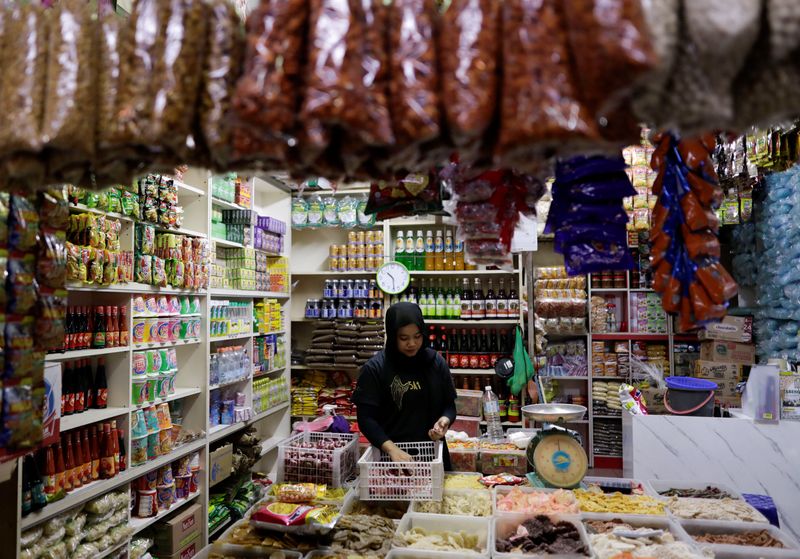 &copy; Reuters. A shopkeeper sorts goods at a grocery shop in Kuala Lumpur, Malaysia October 13, 2023. REUTERS/Hasnoor Hussain/File Photo