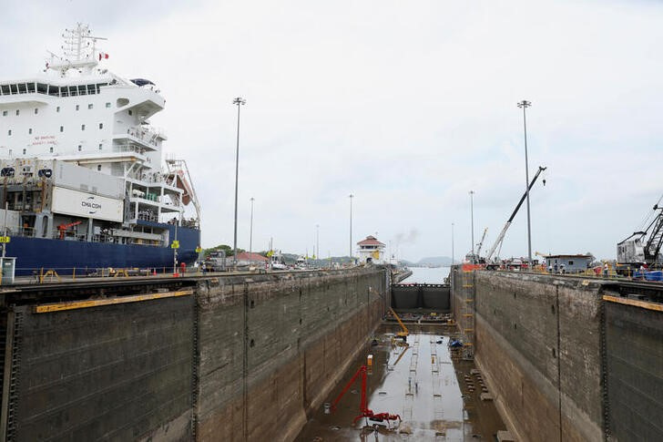 &copy; Reuters. パナマ運河での状況は、地球温暖化と気候変動による異常気象が、国際貿易の８０％を担う海上輸送産業に与えそうな影響をまざまざと見せつけている。写真はパナマ市で２０２３年５月撮