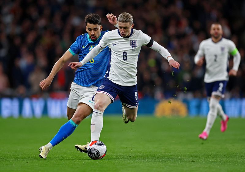 &copy; Reuters. Soccer Football - International Friendly - England v Brazil - Wembley Stadium, London, Britain - March 23, 2024 England's Conor Gallagher in action with Brazil's Lucas Paqueta REUTERS/Carl Recine