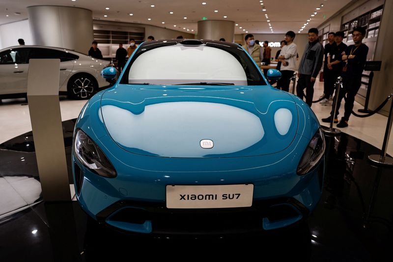 © Reuters. Xiaomi's first electric vehicle SU7 is displayed at a showroom of a newly opened Xiaomi store in Beijing, China March 25, 2024. REUTERS/Tingshu Wang