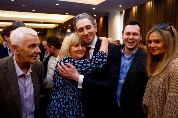 © Reuters. Ireland's Minister for Higher Education, Simon Harris, embraces his mother Mary accompanied by his father Bert, his brother Adam and his sister Gemma, after being announced as the new leader of Fine Gael at the party's leadership election convention, in Athlone, Ireland, March 24, 2024. REUTERS/Clodagh Kilcoyne  