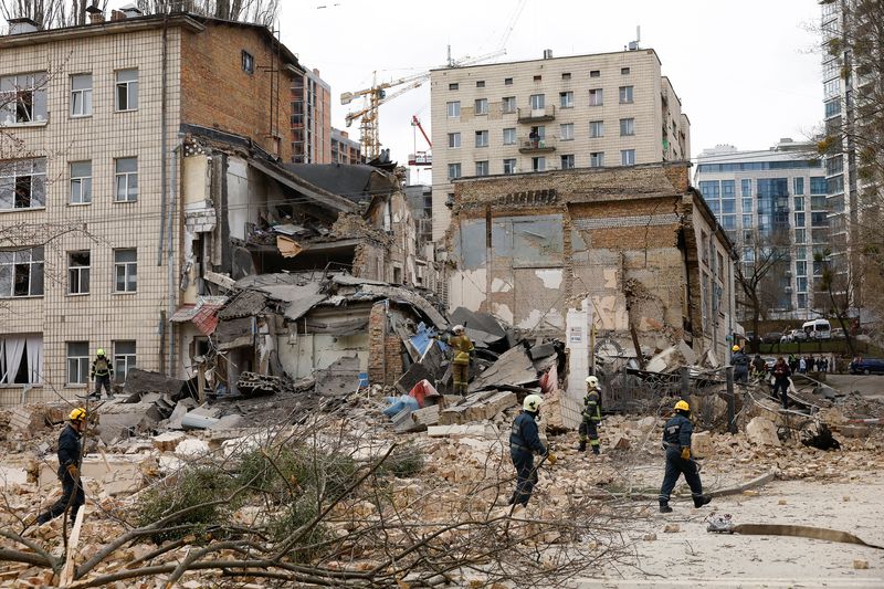© Reuters. Photo des sauveteurs qui travaillent sur le site d'un bâtiment endommagé par une frappe de missile russe à Kyiv. /Photo prise le 25 mars 2024 à Kyiv, Ukraine/REUTERS/Valentyn Ogirenko