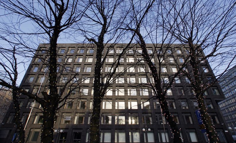 &copy; Reuters. FILE PHOTO: Sweden's central bank is pictured in Stockholm November 28, 2008. REUTERS/Bob Strong (SWEDEN)/File Photo