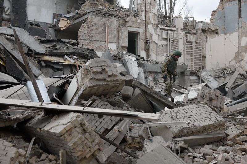 &copy; Reuters.  ３月２５日、    ウクライナの首都キーウがロシアのミサイル攻撃を受け、中心部の３階建てのビルが激しく損傷したほか、３地区でミサイルの残骸が落下した。写真は同日、ロシアのミサ