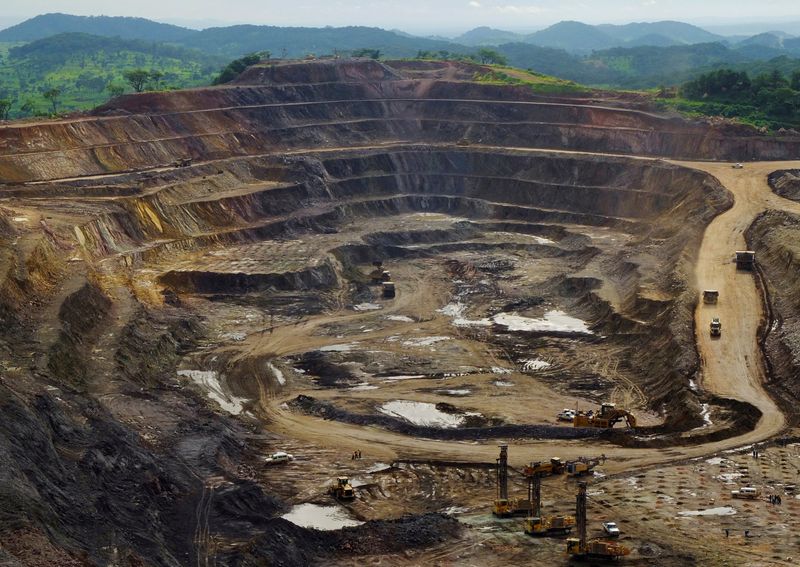 &copy; Reuters. ゴールドマン・サックスは、２０２４年のコモディティー（商品）投資について強気見通しを維持した。今後の銅・コバルト鉱山で２０１３年撮影。（2024年　ロイター/Jonny Hogg/File Photo）