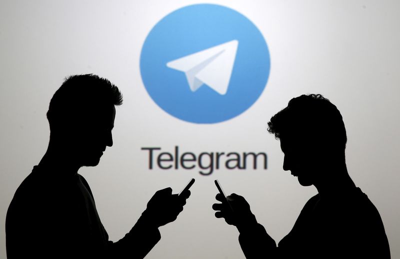 &copy; Reuters. FOTO DE ARCHIVO. Imagen de ilustración de dos hombres posando con teléfonos inteligentes frente a una pantalla que muestra el logo de Telegram, en Zenica, Bosnia y Herzegovina. 18 de noviembre de 2015. REUTERS/Dado Ruvic
