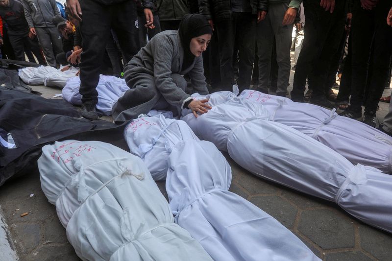 &copy; Reuters. فلسطينية تنعي جثامين أقاربها الذين قتلوا في غارة إسرائيلية في مستشفى الأقصى بدير البلح وسط قطاع غزة يوم الاثنين. تصوير: رمضان عبيد - رويترز.