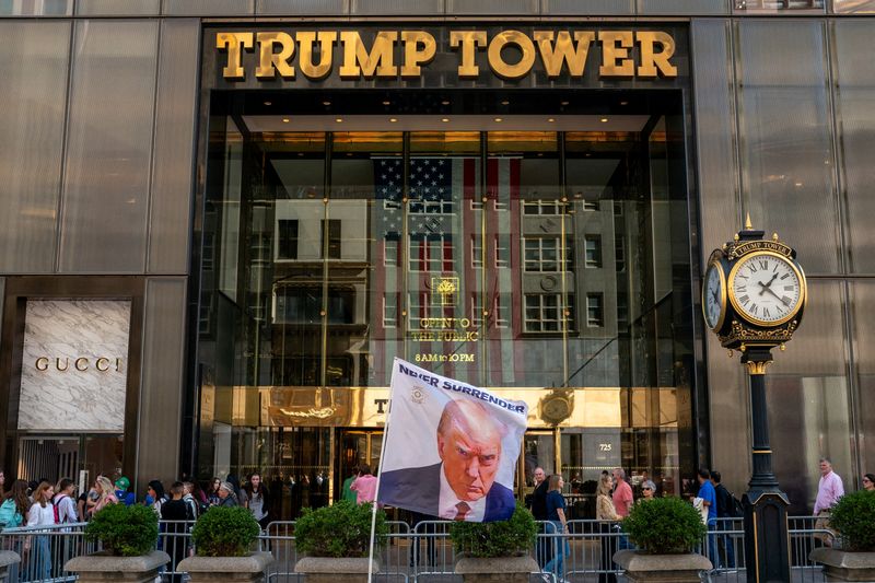 &copy; Reuters. Bandeira com a foto de Donald Trump na frente da Trump Tower
01/10/2023. REUTERS/David 'Dee' Delgado/file photo