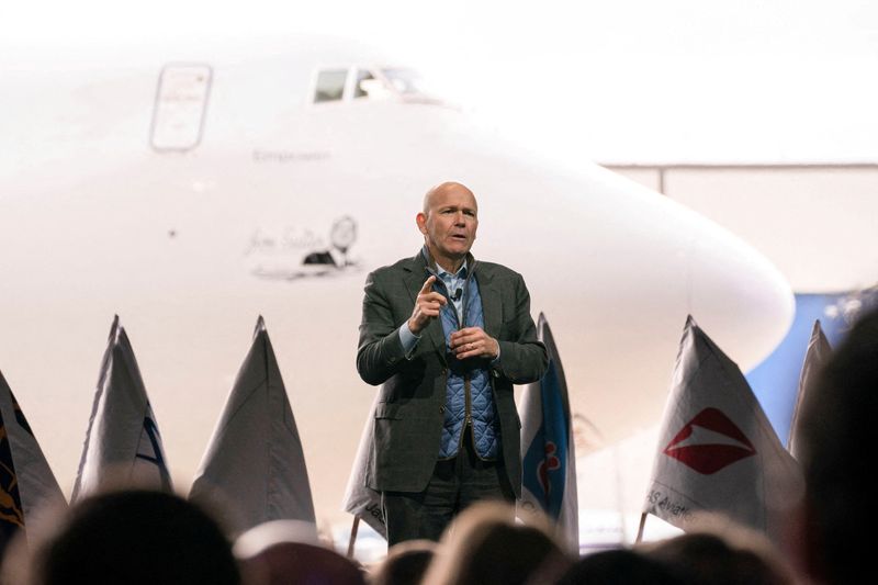 &copy; Reuters. Dave Calhoun, Ceo di Boeing, parla sul palco durante la consegna dell'ultimo jet 747 nello stabilimento di Everett, Washington, Stati Uniti, 31 gennaio 2023. REUTERS/David Ryder/File Photo