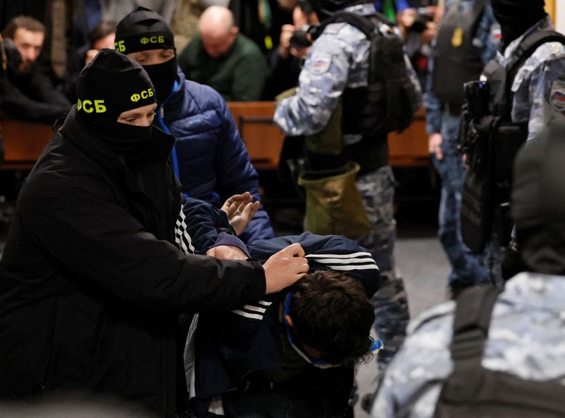 &copy; Reuters. Un sospettato dell'attentato al Crocus City Hall viene scortato all'interno del tribunale del distretto di Basmanny a Mosca, in Russia, 24 marzo 2024. REUTERS/Shamil Zhumatov