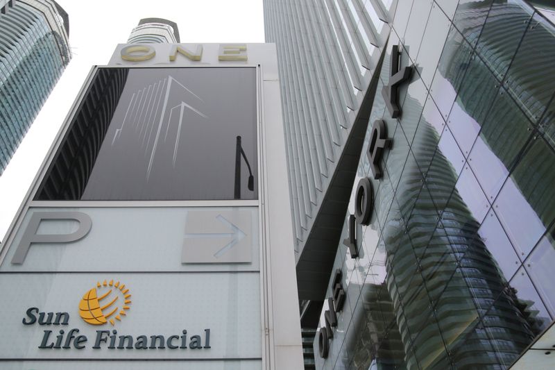 © Reuters. The Sun Life Financial logo is seen at their corporate headquarters of One York Street in Toronto, Ontario, Canada, February 11, 2019.  REUTERS/Chris Helgren/File Photo