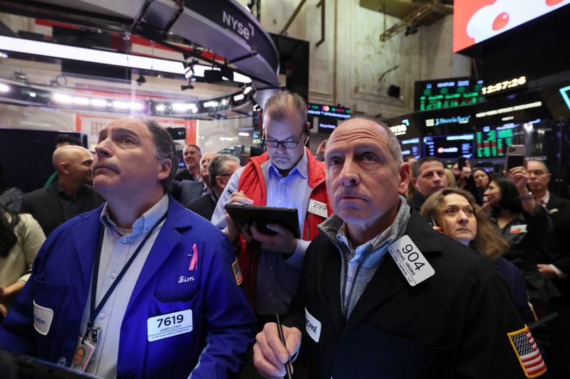 &copy; Reuters. متعاملون خلال التداول في بورصة نيويورك يوم 21 مارس آذار 2024. تصوير: برندان مكدرميد - رويترز


